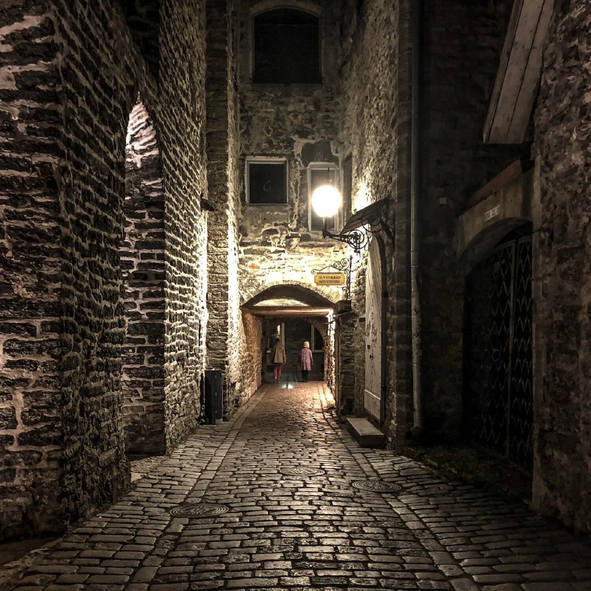 Narrow passage in Tallinn shot on iPhone X using ProCamera Low Light Mode